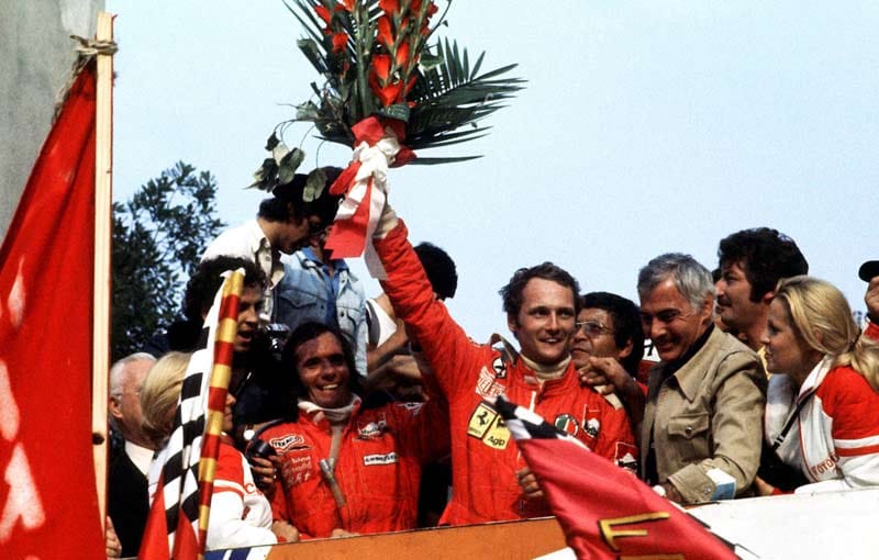 Am Ende der Saison gewinnt Lauda als erster Ferrari-Pilot seit 1964 die Weltmeisterschaft in der Formel 1.