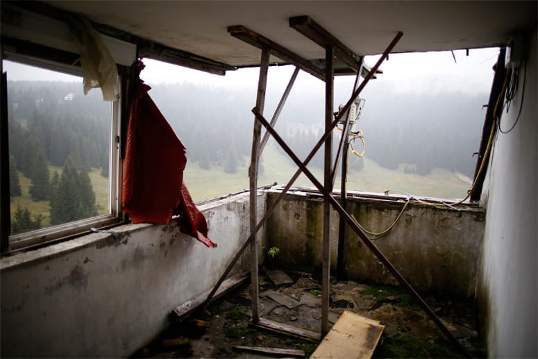 Der Berg Igman war im Bosnienkrieg stark umkämpft. Die Gebäude rund um die Schanzen sind stumme Zeugen.