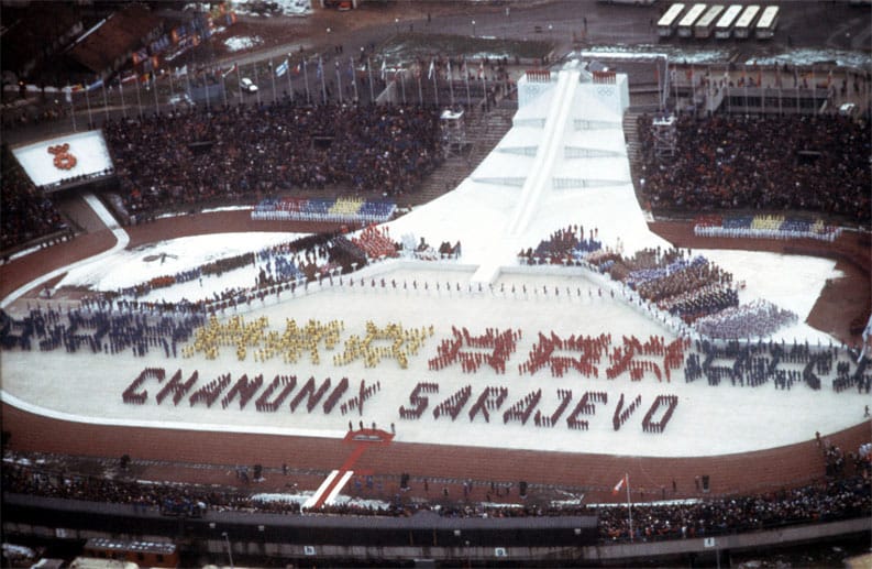 Die Eröffnungsfeier fand am 8. Februar 1984 im Stadion Kosevo statt. Acht Jahre nach den Spielen, als der Vielvölkerstaat zerfiel, wurde es wie auch andere olympische Sportstätten zum Schauplatz des Bürgerkriegs im früheren Jugoslawien. Das Stadion diente unter anderem als Armeestützpunkt.