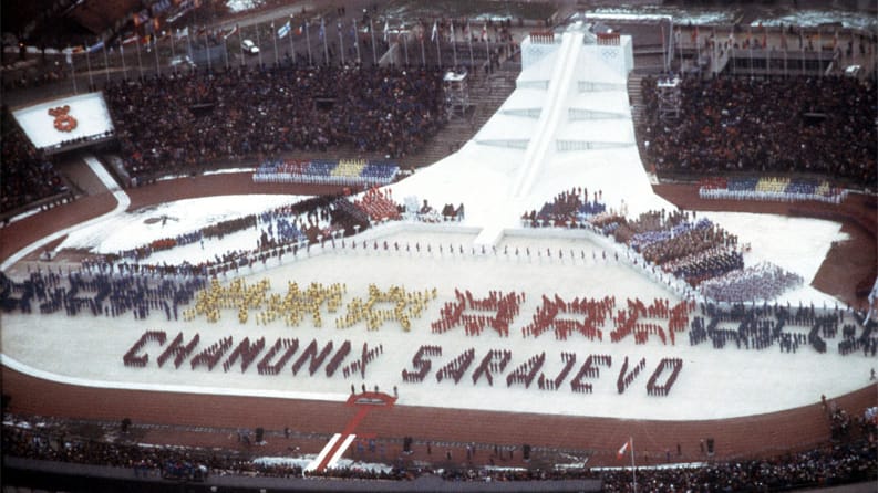 Die Eröffnungsfeier fand am 8. Februar 1984 im Stadion Kosevo statt. Acht Jahre nach den Spielen, als der Vielvölkerstaat zerfiel, wurde es wie auch andere olympische Sportstätten zum Schauplatz des Bürgerkriegs im früheren Jugoslawien. Das Stadion diente unter anderem als Armeestützpunkt.