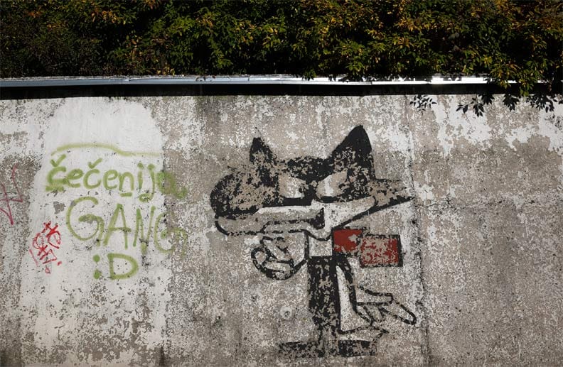 Die Erinnerung an Olympia ist im Stadtbild weitgehend verblasst. Hier ist Maskottchen Vucko auf einer Mauer zu sehen, ein Wolf mit einem roten Schal.