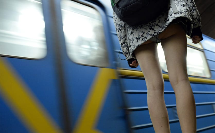 Ohne Hose in die U-Bahn. Diese Frau hat das Motto der Aktion in Kiew umgesetzt. Ohne Hose in die U-Bahn. Diese Frau hat das Motto der Aktion in Kiew umgesetzt.