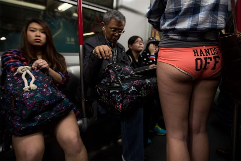 Der "No Pants Subway Ride" wurde 2002 in New York ins Leben gerufen. Damals machten allerdings nur sieben Leute mit (im Bild Passagiere aus Hongkong). Der "No Pants Subway Ride" wurde 2002 in New York ins Leben gerufen. Damals machten allerdings nur sieben Leute mit (im Bild Passagiere aus Hongkong).