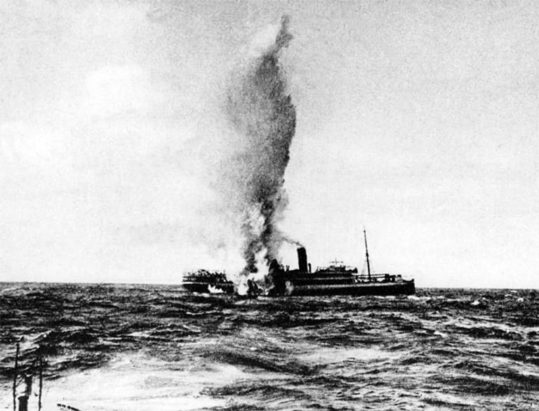 Erster Weltkrieg - der erste U-Boot-Krieg. Der britische Dampfer "Falaba", der im März 1915 von deutschen U-Booten zerstört wird.