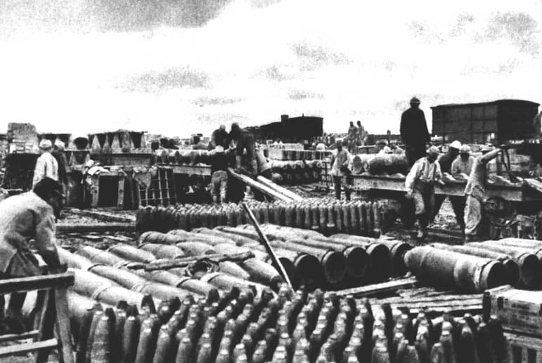 Erster Weltkrieg: Ein Munitionslager von Briten und Franzosen an der Somme in Nordfrankreich