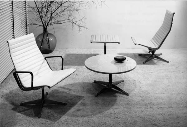 Auch im Kunstmarkt gilt: Gebrauchtes ist häufig günstiger als Neuware, wie Stühle von Charles Eames.