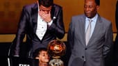 Auch der für sein Lebenswerk geehrte Pele (re.) ist gerührt. Freudig dagegen betrachtet Ronaldos Sohn sein Spiegelbild im blankpolierten Ballon d'Or.