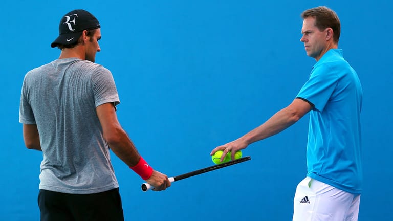 Stefan Edberg (re.) will Roger Federer wieder zu alter Stärke verhelfen.