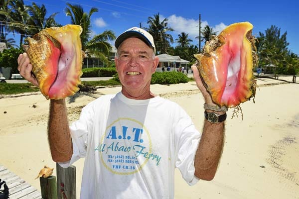 Hier lebt auch der 73-jährige Edmond Pinder. Er taucht nach Muscheln, die auf den Bahamas so etwas wie das Grundnahrungsmittel sind.