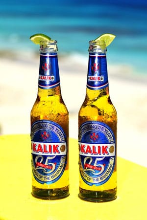 Wenn es keine karibischen Cocktails sein sollen, können sich Gäste auch "Kalik" bestellen: Ein Bier, das auf den Bahamas gebraut wird.