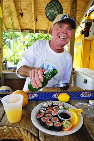 Der Rentner hat eine kleine Strandbar, wo er seine Muschel-Spezialitäten und karibischen Drinks verkauft.