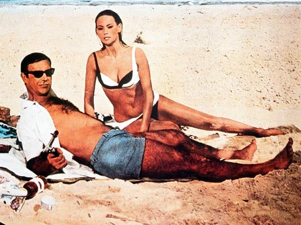 Mehrere Male dienten die Inseln in der Karibik als Drehort für die Agentenfilme. So auch 1965 in "Feuerball", wo Sean Connery als 007 zum ersten Mal Bekanntschaft mit dem paradiesischen Strand machte - selbstverständlich nicht allein.