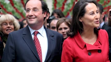 Ségolène Royal und François Hollande waren elf Jahre lang ein Paar, die beiden haben vier Kinder. Die überzeugte Sozialistin Royal zog im Wahlkampf 2007 gegen Nicolas Sarkozy den Kürzeren. Nach ihrer Niederlage verließ Hollande seine Frau.