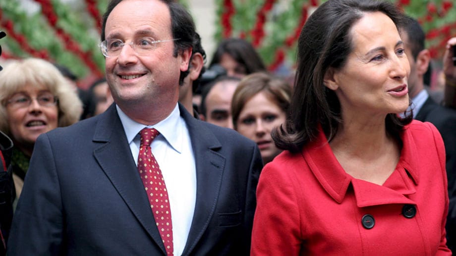 Ségolène Royal und François Hollande waren elf Jahre lang ein Paar, die beiden haben vier Kinder. Die überzeugte Sozialistin Royal zog im Wahlkampf 2007 gegen Nicolas Sarkozy den Kürzeren. Nach ihrer Niederlage verließ Hollande seine Frau.