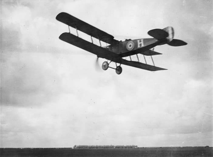 Erster Weltkrieg - der erste Luftkrieg. Eine Bristol Fighter, ein Doppeldecker-Jagdflugzeug der Royal Air Force, über dem nordfranzösischen Flugfeld Vert Galant.