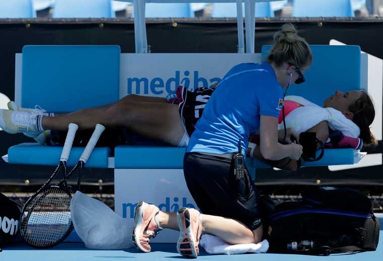 Opfer der Hitze: Varvara Lepchenko bekommt zwischen zwei Ballwechseln den Blutdruck gemessen.