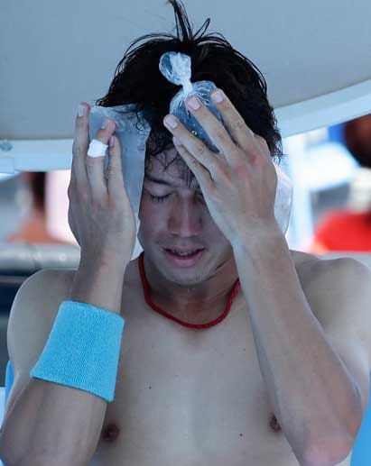 Abkühlung tut Not: Der Japaner Kei Nishikori behilft sich mit Eisbeuteln.