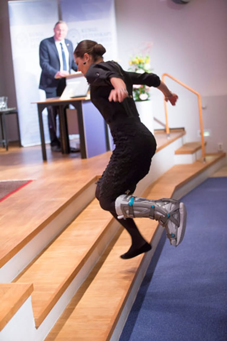 Kronprinzessin Victoria lässt sich von ihrer Orthese nicht aufhalten und hüpft bei der Präsentation des Tobias-Preis 2014 in Stockholm ganz einfach die Treppe rauf.