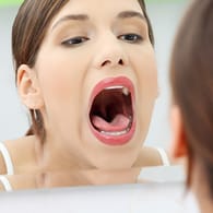Krebs im Mund: Flecken oder Schwellungen im Mund sollten ernst genommen werden.