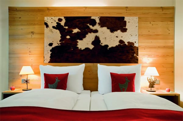 Naturholzmöbel und modernes Design machen aus dem Hotel Kitzhof Mountain Design Resort etwas ganz Besonderes.