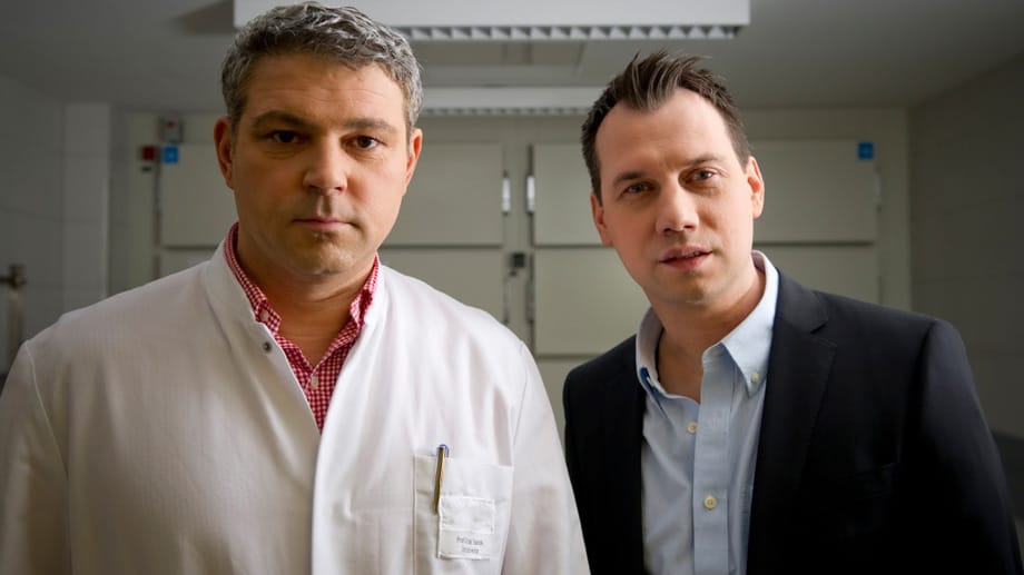 Eine gruselige Coproduktion: Rechtsmediziner Michael Tsokos (links) und Schriftsteller Sebastian Fitzek (rechts) im Obduktionssaal der Rechtsmedizin.