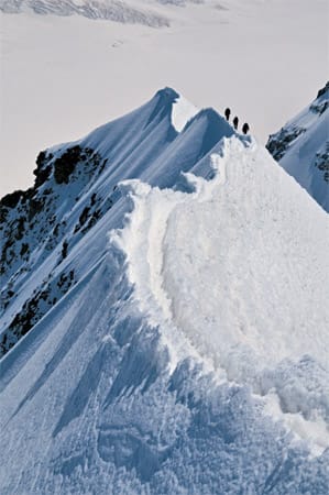 4000er der Alpen: Eiger mit dem Gipfelgrat des Mönchs.