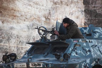 Ein Milizionär der syrischen "Islamischen Front" bezieht Stellung an einem Kontrollpunkt.