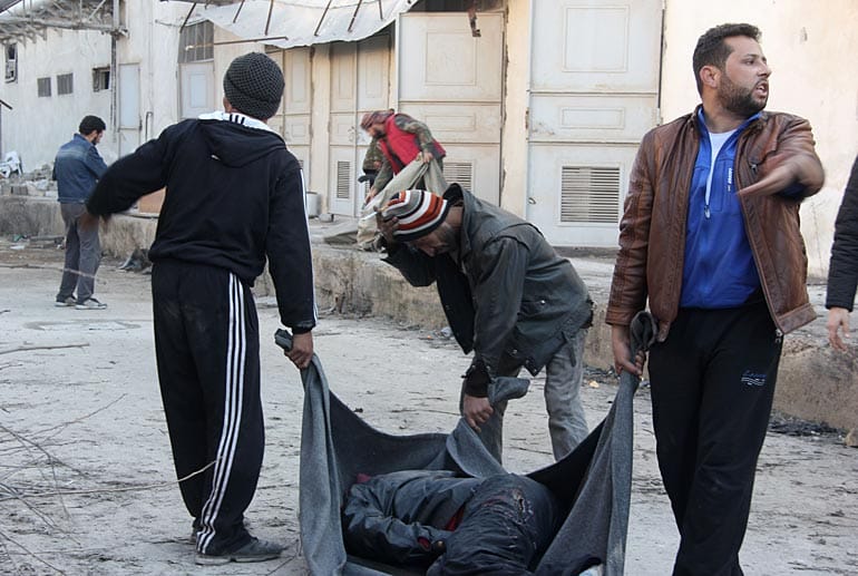 Syrer transportieren Opfer von ISIS in Aleppo ab.