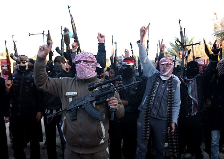 ISIS-Kämpfer marschieren durch die nordsyrische Stadt Rakka.