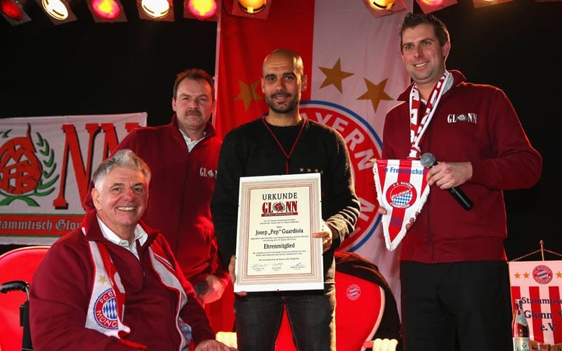 Ehre, wem Ehre gebührt: Selbstverständlich wird Pep Guardiola zum Ehrenmitglied des Fanklubs ernannt. Neben einer kostenlosen Mitgliedschaft winken ihm nun Preisnachlässe bei Auswärtsfahrten und vergünstigte Eintrittskarten für die Südkurve. Man muss ja auch an die Zeit nach der Karriere denken. Ehre, wem Ehre gebührt: Selbstverständlich wird Pep Guardiola zum Ehrenmitglied des Fanklubs ernannt. Neben einer kostenlosen Mitgliedschaft winken ihm nun Preisnachlässe bei Auswärtsfahrten und vergünstigte Eintrittskarten für die Südkurve. Man muss ja auch an die Zeit nach der Karriere denken.