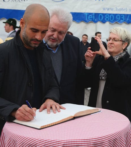 Natürlich darf auch der obligatorische Eintrag ins Goldene Buch der Gemeinde nicht fehlen. Natürlich darf auch der obligatorische Eintrag ins Goldene Buch der Gemeinde nicht fehlen.