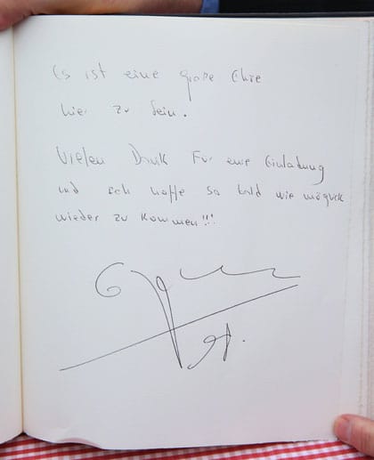 Und hier ist das Ergebnis: "Es ist eine große Ehre hier zu sein. Vielen Dank für eure Einladung und ich hoffe so bald wie möglich wieder zu kommen", schreibt Pep Guardiola in schönster Schönfrist und ohne jeglichen Rechtschreibfehler als Erinnerung in das Album. Und hier ist das Ergebnis: "Es ist eine große Ehre hier zu sein. Vielen Dank für eure Einladung und ich hoffe so bald wie möglich wieder zu kommen", schreibt Pep Guardiola in schönster Schönfrist und ohne jeglichen Rechtschreibfehler als Erinnerung in das Album.