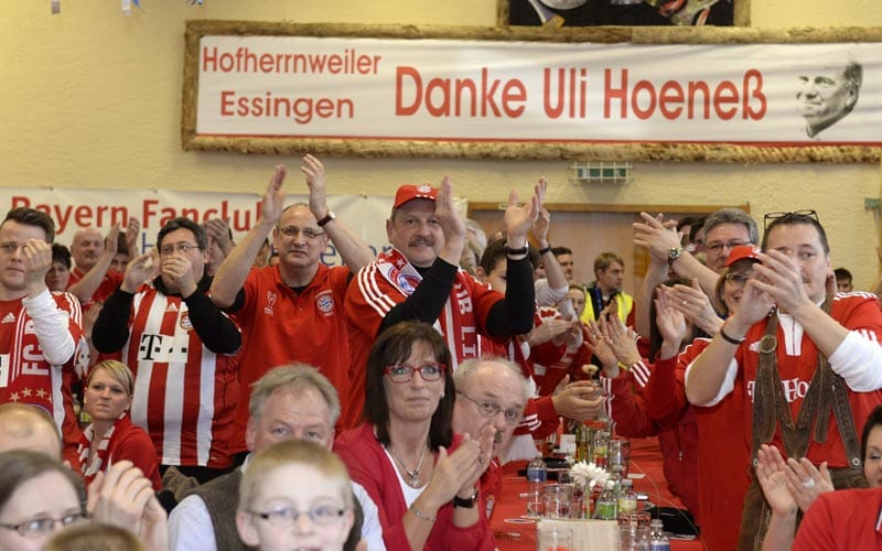 Doch Guardiola ist nicht der einzige Bayern-Star, der an diesem Wochenende auf der Suche nach Fan-Nähe ist. Auch Uli Hoeneß geht auf Touren und wird vom Fanklub Hofherrnweiler e.V. herzlich empfangen. Doch Guardiola ist nicht der einzige Bayern-Star, der an diesem Wochenende auf der Suche nach Fan-Nähe ist. Auch Uli Hoeneß geht auf Touren und wird vom Fanklub Hofherrnweiler e.V. herzlich empfangen.