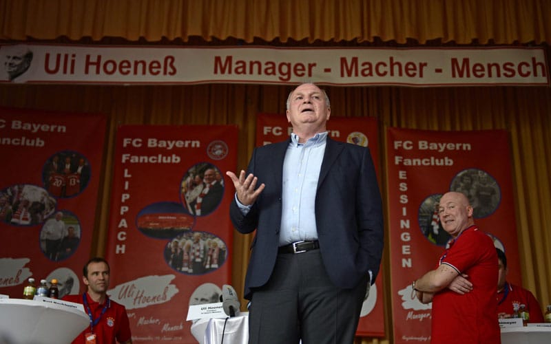 Manager - Macher - Mensch: Uli Hoeneß plaudert aus dem Nähkästchen und spricht unter anderem über die Vertragsverhandlung mit Franck Ribéry im Jahr 2007: "Wir haben ihn mit Geld zugeschüttet." Manager - Macher - Mensch: Uli Hoeneß plaudert aus dem Nähkästchen und spricht unter anderem über die Vertragsverhandlung mit Franck Ribéry im Jahr 2007: "Wir haben ihn mit Geld zugeschüttet."