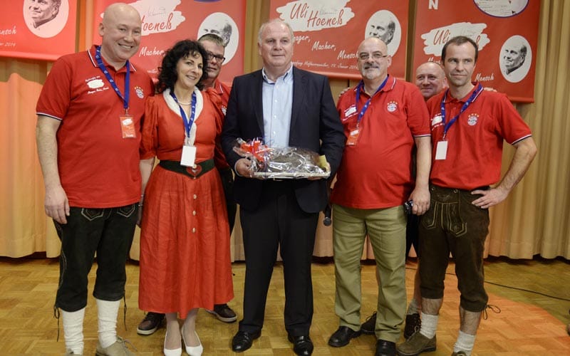Bitte recht freundlich: Nach der Veranstaltung posiert Hoeneß geduldig für jede Menge Erinnerungsfotos und bekommt dabei den ein oder anderen Präsentkorb geschenkt. Bitte recht freundlich: Nach der Veranstaltung posiert Hoeneß geduldig für jede Menge Erinnerungsfotos und bekommt dabei den ein oder anderen Präsentkorb geschenkt.