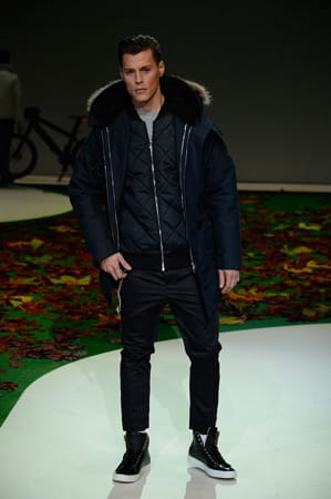 Lässige Freizeit-Looks in Form schwarzer Hosen, auch hier mit verkürztem Bein, schwarzen und gesteppten Blouson-Jacken sowie mit seinem Must-have für den Mann im Herbst/Winter 2014/15: Ein eleganter Parker.