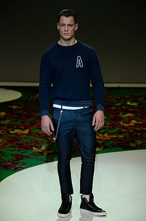 Zur Kollektion gehören auch kurze College-Pullover mit einem großen "A" auf der Brust. Gefertigt wird die Luxus-Kollektion zu 80 Prozent in Deutschland mit feinsten Stoffen aus Italien. Wann es die Kollektion zu kaufen gibt und wo jedes Stück preislich liegt, ist bisher noch nicht bekannt.