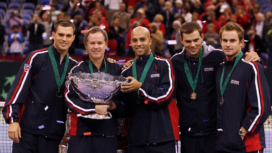Patrick McEnroe coachte erfolgreich das amerikanische Davis-Cup-Team. Der jüngere Bruder der Tennislegende John McEnroe gewann 2007 sogar den Cup.
