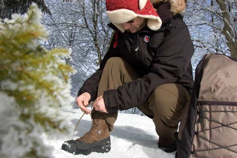Winterwandern: spezielle Schuhe für mehr Halt.