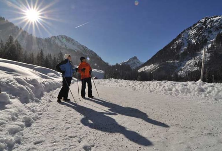 Winterwandern: Trekkingstöcke bieten Sicherheit und Unterstützung für die Gelenke.