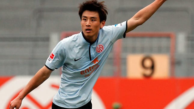 Der FSV Mainz 05 hat seinen Wunschspieler Ja-Cheol Koo verpflichtet. Der Kapitän der südkoreanischen Nationalmannschaft kommt mit sofortiger Wirkung vom Ligakonkurrenten VfL Wolfsburg. Der 24 Jahre alte Mittelfeldspieler erhält einen Vertrag über viereinhalb Jahre bis 2018. Über die Ablösemodalitäten vereinbarten beide Klubs Stillschweigen. Zuletzt hatte auch Eintracht Frankfurt Interesse an Koo bekundet.