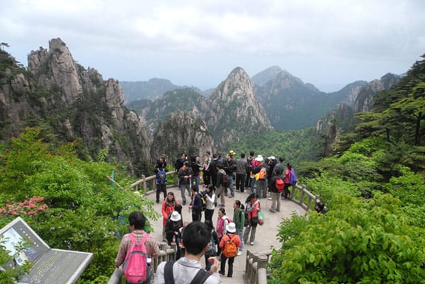 Huangshan-Berge: China-Urlauber auf einer Aussichtsterrasse.