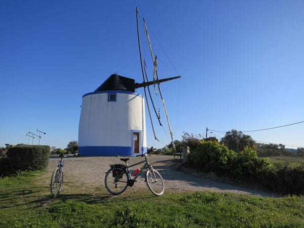 Portugal: Windmühle im Alentejo.
