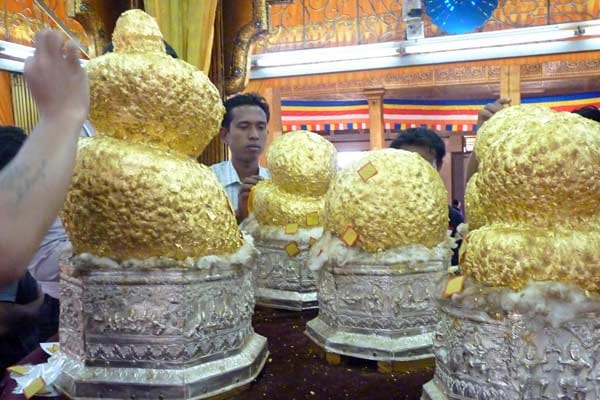 Drinnen im Halbdunkel der Pagode leuchten die fünf berühmten Buddha-Figuren aus dem zwölften Jahrhundert, die in ihren dicken Panzern aus Goldplättchen eher Goldklumpen gleichen.