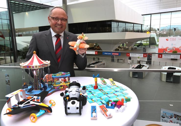 Spielwarenmesse Nürnberg 2014: Ernst Kick, Chef der Spielwarenmesse Nürnberg, stellt die Spielsachen vor, die für den Toy Award 2014 nominiert sind.