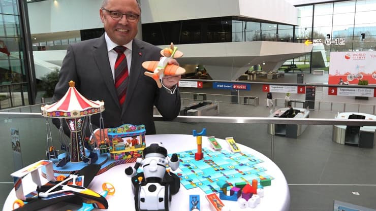 Spielwarenmesse Nürnberg 2014: Ernst Kick, Chef der Spielwarenmesse Nürnberg, stellt die Spielsachen vor, die für den Toy Award 2014 nominiert sind.