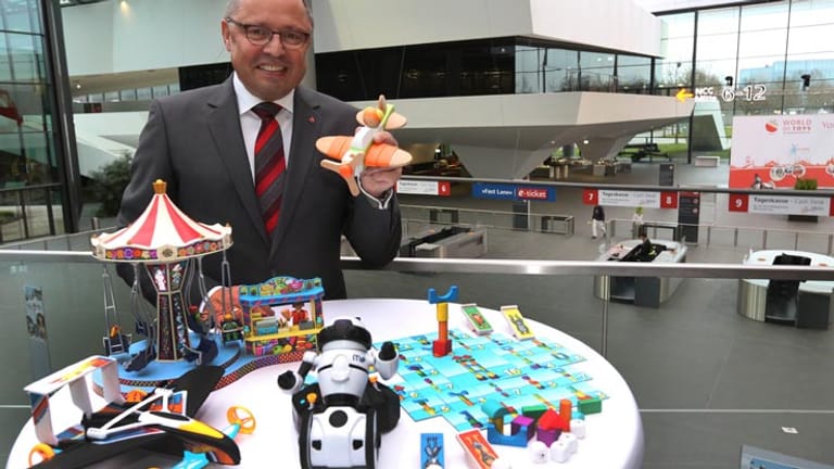 Spielwarenmesse Nürnberg 2014: Ernst Kick, Chef der Spielwarenmesse Nürnberg, stellt die Spielsachen vor, die für den Toy Award 2014 nominiert sind.