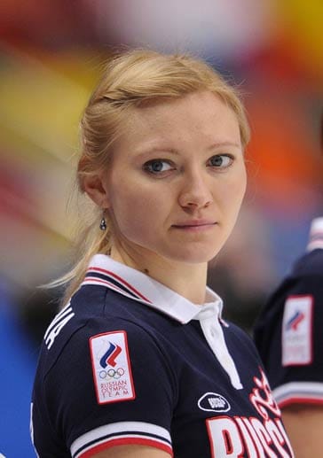 Die russische Curlerin Lyudmila Privivkova zeigt die schönste Seite des Gastgebers.
