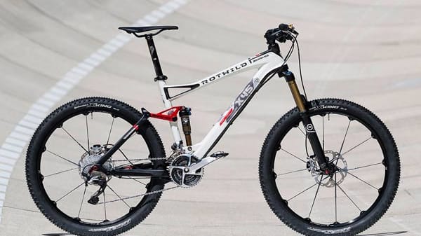 Das Rotwild R.X45 AMG ist zwar als Mountainbike und nicht als Rennrad konzipiert, wiegt dank Carbon-Rahmen und XTR-Gruppe von Shimano aber weniger als 12 kg.