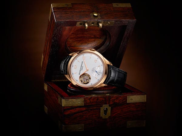 Konkurrenz kam aus der Schweiz: Baume & Mercier stellte den Clifton 1892 mit fliegendem Tourbillon vor. Die aus 18 Karat Rotgold gefertigte Uhr wird von einem mechanischen Kaliber mit Handaufzug (P591) angetrieben.